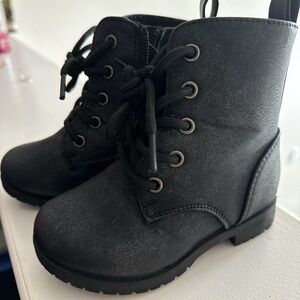 Toddler girls combat boots in good condition